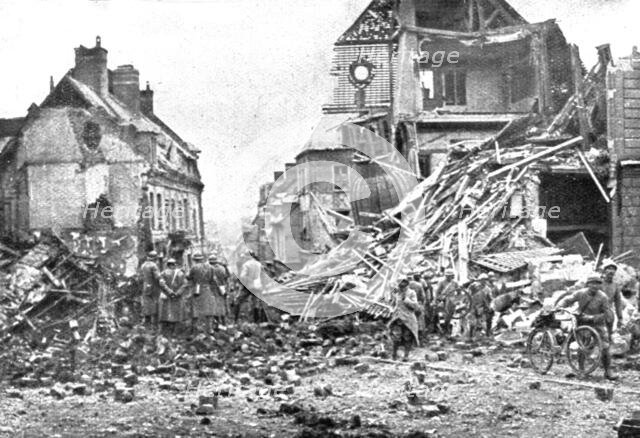 'En territoire libere; Les ruines de l'hotel de ville de Roye', 1917. Creator: Unknown.