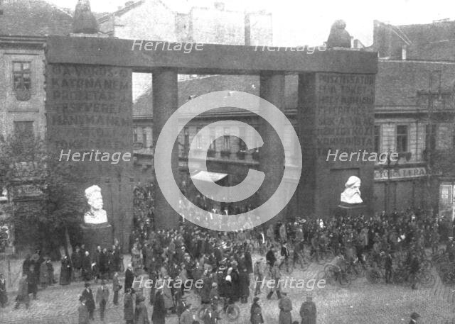 'La Nouvelle Europe; Le regime communiste a Budapest; un arc de triomphe, place Andrassy..., 1919. Creator: Unknown.
