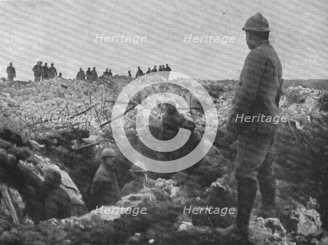 ' Face a face, apres une explosion de mine; au premier plan, un capitaine..., c1915. Creator: Unknown.