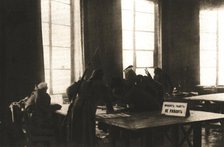 'La Revolution Russe; Des soldats en armes se sont introduits dans le cabinet de lecture..., 1917. Creator: Unknown.