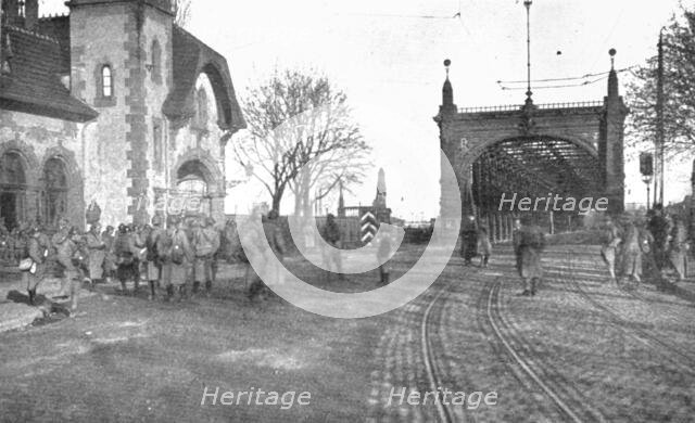 'Journees inoubliables a Strasbourg; Le poste de garde francais charge de la surveillance..., 1918. Creator: Unknown.