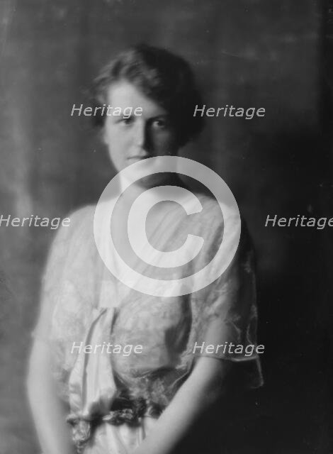 Schoonmaker, G.V., Miss, portrait photograph, 1914 Dec. 1. Creator: Arnold Genthe.