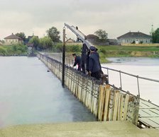 Extracting a spoke from the dam (Poare system) [Russian Empire], 1909. Creator: Sergey Mikhaylovich Prokudin-Gorsky.