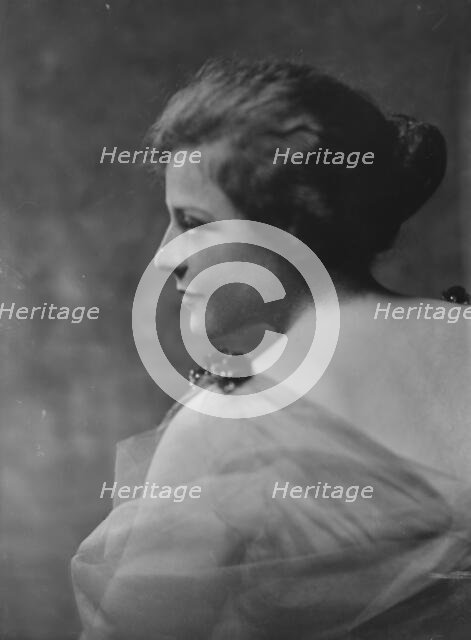 Joseph, B., Miss, portrait photograph, 1915 Dec. or 1916 Jan. Creator: Arnold Genthe.