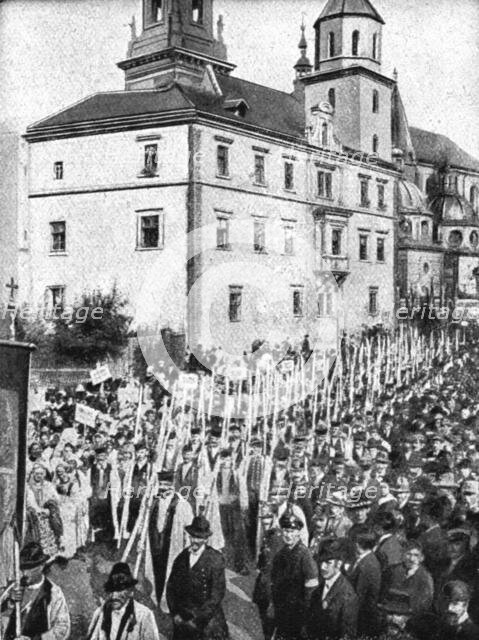 'La paix des Bolcheviks; Une manifestation populaire a Cracovie, le 16 fevrier contre..., 1918. Creator: Unknown.