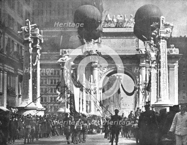 'Le Retour des Vainqueurs; A New York: l'Arc de triomphe de Madison Square, au moment..., 1919. Creator: Unknown.
