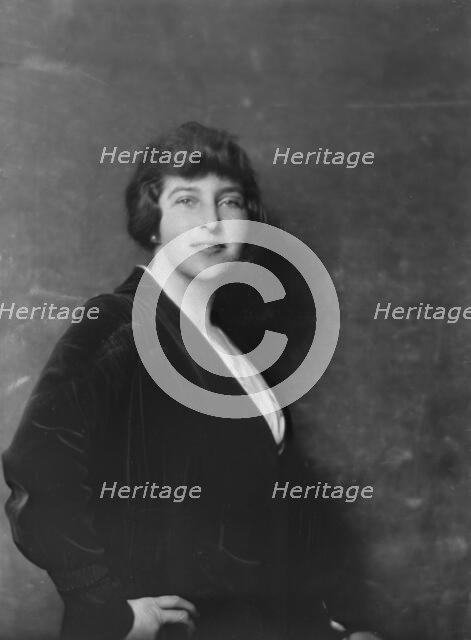 Mrs. Thornton White, portrait photograph, 1917 Dec. Creator: Arnold Genthe.