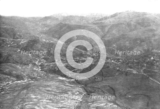 ''La rupture des lignes Bulgares; Un aspect caracteristique du terrain ou s'opera la..., 1918. Creator: Unknown.