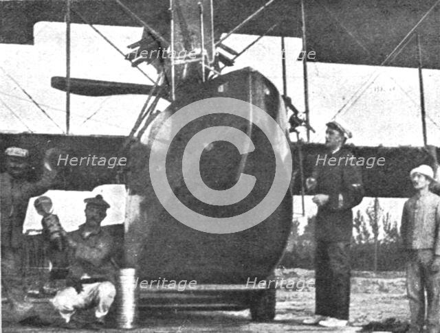 'Aviateurs; L'enseigne de vaisseau Jean Roulier donnant ses derniers ordres', 1916. Creator: Unknown.