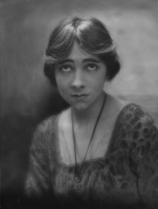 Marinoff, Fania, portrait photograph, 1913. Creator: Arnold Genthe.