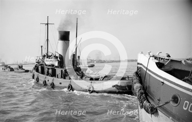 Tugs leaving the Royal Terrace Pier at Gravesend, Kent, c1945-c1965.  Artist: SW Rawlings
