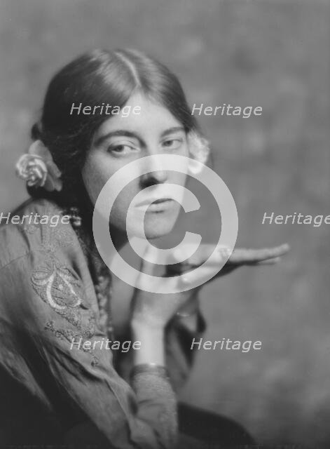 Coomarasumay, Ananda, Mrs. (Ratan Devi), portrait photograph, 1917 May 8. Creator: Arnold Genthe.