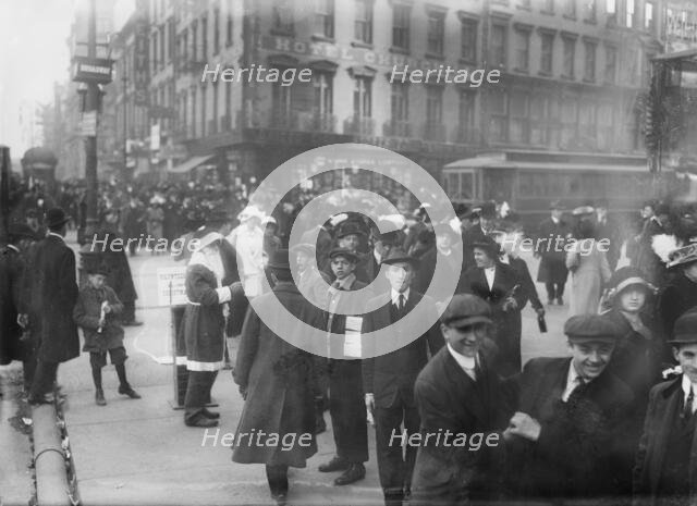 Xmas shoppers, between c1910 and c1915. Creator: Bain News Service.