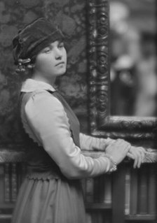 Sargent, Margaret, Miss, portrait photograph, 1916 Jan. 28. Creator: Arnold Genthe.