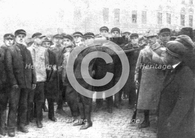 'En Roumanie Liberee; une mitrailleuse enlevee par des ecoliers roumains aux Allemands..., 1918. Creator: Unknown.