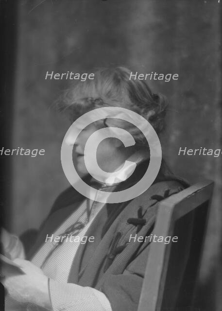 Terry, Ellen, Miss, portrait photograph, 1915. Creator: Arnold Genthe.