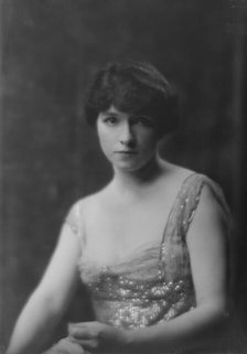 Hamlin, A.J., Mrs., portrait photograph, 1917 Nov. 8. Creator: Arnold Genthe.