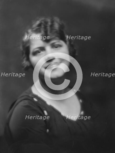 Miss Linden Freeman, portrait photograph, 1918. Creator: Arnold Genthe.