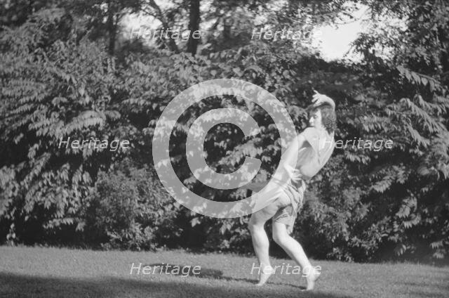 Desha dancing in Port Washington, 1921 Aug. 21. Creator: Arnold Genthe.