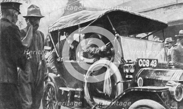 'En Afrique, Le 2 decembre, De Wet, captif, que l'on voit vider philosophiquement sa... 1914 (1924). Creator: Unknown.