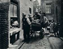 A move in 'Slumopolis', London, c1901 (1901). Artist: Unknown.