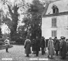 'La bataille de la Somme; le general Fayolle, commandant la 6e armee, recoit, a son quartier..., 191 Creator: Unknown.