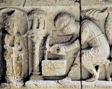 Detail of a capital of the cloister of the Cathedral of Girona, representing a 'Lapicista' (epigr…