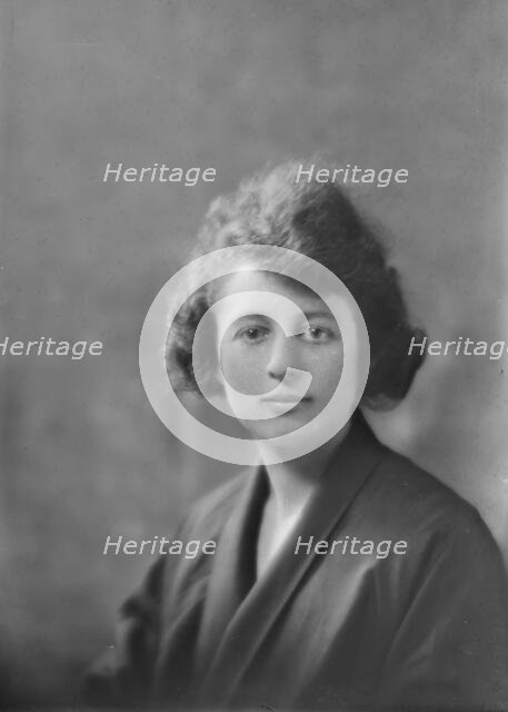 Secretary of Miss Ladenburg, portrait photograph, 1918 June 8. Creator: Arnold Genthe.