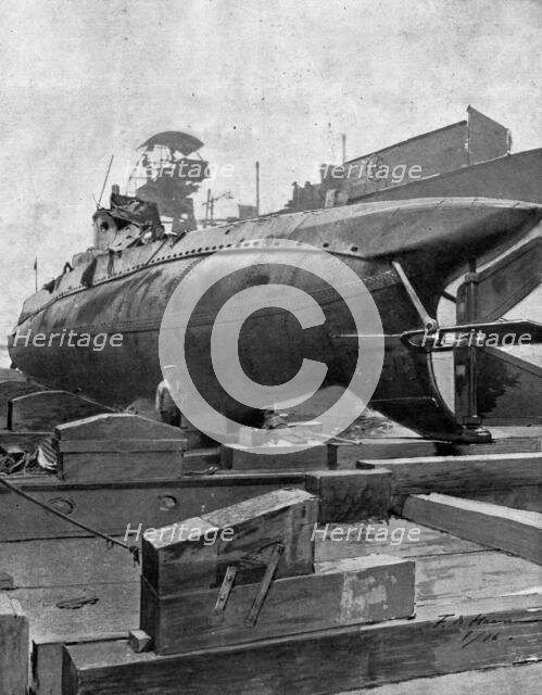 'Un sous-marin allemand peche par les Anglais; d'apres un cliché pris par les correspond..., 1916. Creator: Unknown.