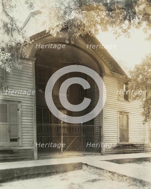 Unidentified building, Natchez vic., Adams County, Mississippi, 1938. Creator: Frances Benjamin Johnston.