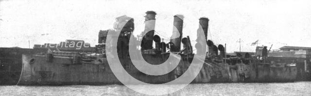 'L'attaque navale de Zeebrugge et Ostende; Le "Vindictive" revenant de Zeebrugge', 1918. Creator: Unknown.