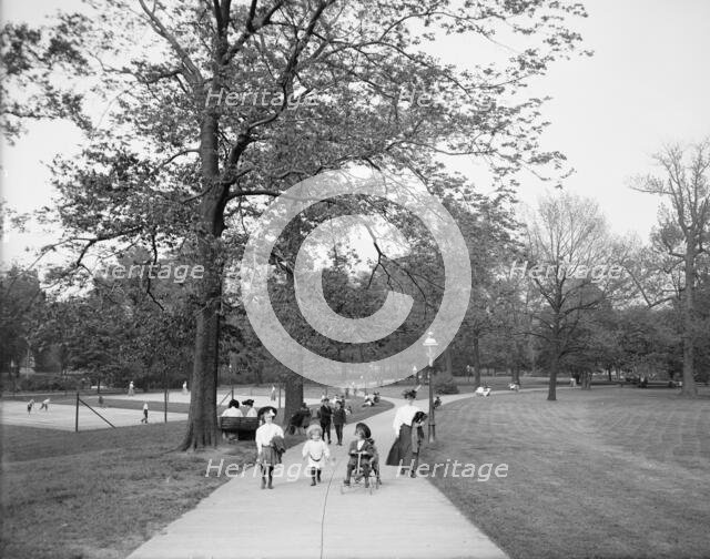Central Park, Louisville, Ky., between 1900 and 1910. Creator: Unknown.