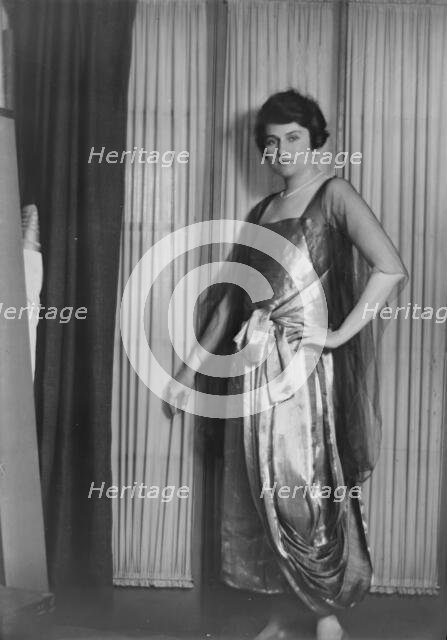 Mrs. E.H. Stern, portrait photograph, 1919 Nov. 7. Creator: Arnold Genthe.