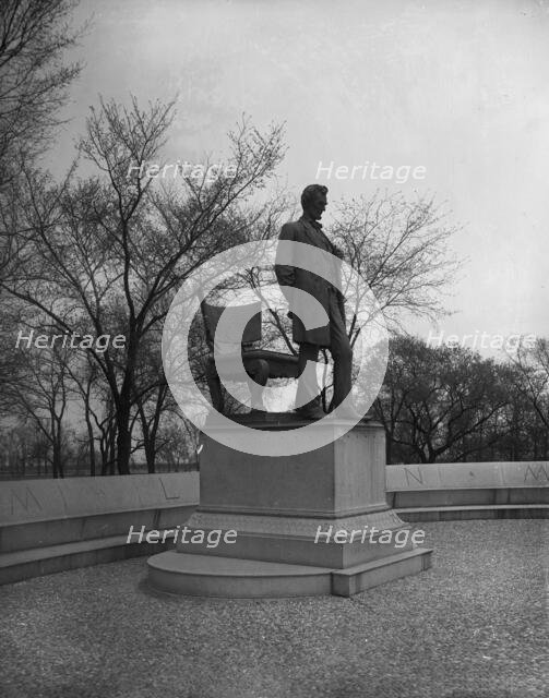 Lincoln statue, [Lincoln Park, Chicago, Ill.], between 1900 and 1905. Creator: Unknown.