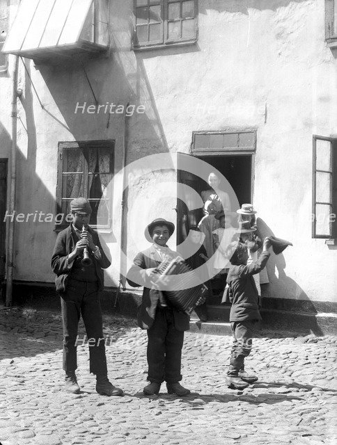 Young backyard musicians, Landskrona, Sweden 1910. Artist: Unknown