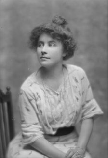 Thomas, Miss, portrait photograph, 1914 July 13. Creator: Arnold Genthe.