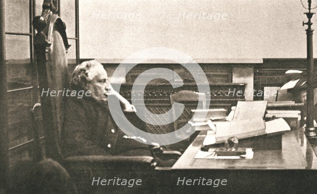 Mr Curtis Bennet listening to Christabel Pankhurst's speech from the dock, London, October 1908. Artist: Unknown