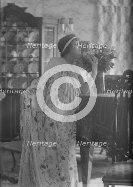 Namara-Toye, Mme., portrait photograph, 1912. Creator: Arnold Genthe.