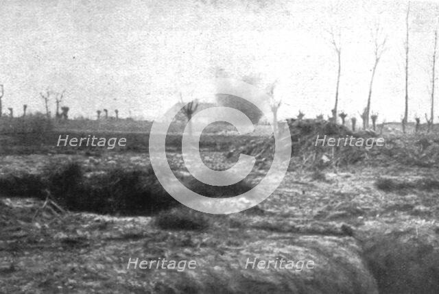 'Les hasards du service d'etat-major; Un projectile ennemi mal dirige ecorne une construction voisin Creator: Unknown.