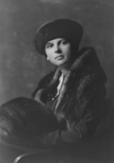Hanna, Elizabeth, Miss (daughter of Mrs. L.D. Pelton), portrait photograph, 1917 Oct. 1. Creator: Arnold Genthe.
