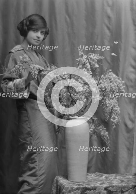 Wanger, Beatrice, Miss, portrait photograph, between 1912 and 1915. Creator: Arnold Genthe.