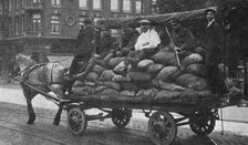 'Les manifestations contre "la vie chere" en Hollande; camionnage de pommes de terre..., 1916. Creator: Unknown.