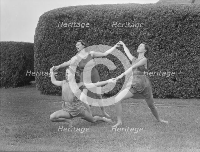 Anita Zahn dancers, between 1911 and 1942. Creator: Arnold Genthe.