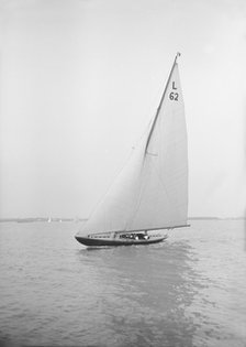The 6 Metre 'Mosquito' sailing close-hauled, 1913. Creator: Kirk & Sons of Cowes.