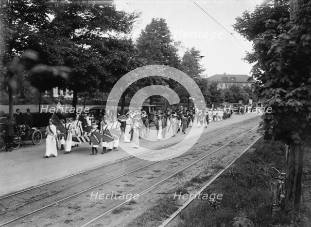 Suffrage pageant - Long Island, 1913. Creator: Bain News Service.