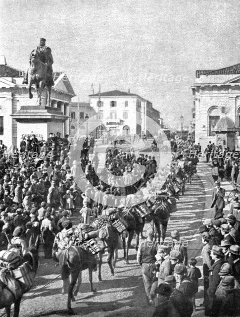 French Troops in Italy; In Brescia: a machine gun unit  march past the Garibaldi..., 1917. Creator: Unknown.