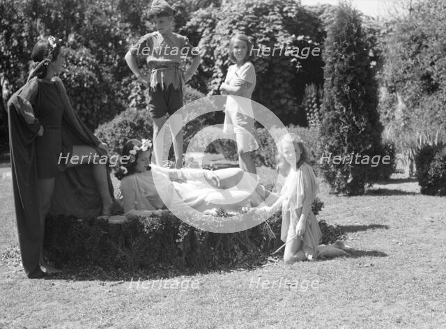 Anita Zahn dancers, between 1911 and 1942. Creator: Arnold Genthe.