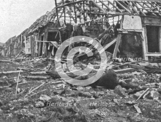 ''Les combats au Nord de la Somme; Dans les ruines de Curlu', 1916. Creator: Unknown.