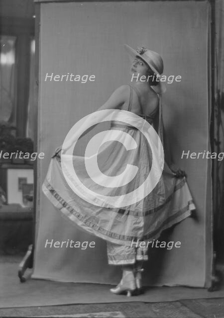 Mishler, Larraine, Miss, portrait photograph, not before 1916. Creator: Arnold Genthe.