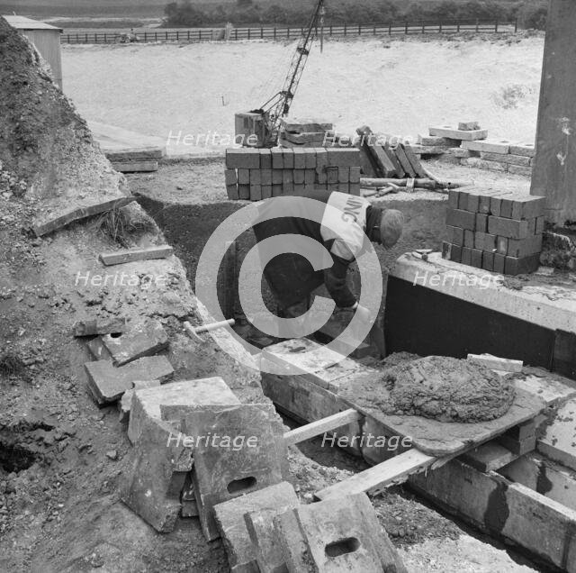 M1 Motorway, Structure 9 Luton-Dunstable Railway Bridge, Caddington, Central Bedfordshire, 17/05 Creator: John Laing plc.